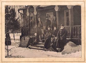 Чехов и гости на террасе главного дома в Мелихове, март 1892 г.